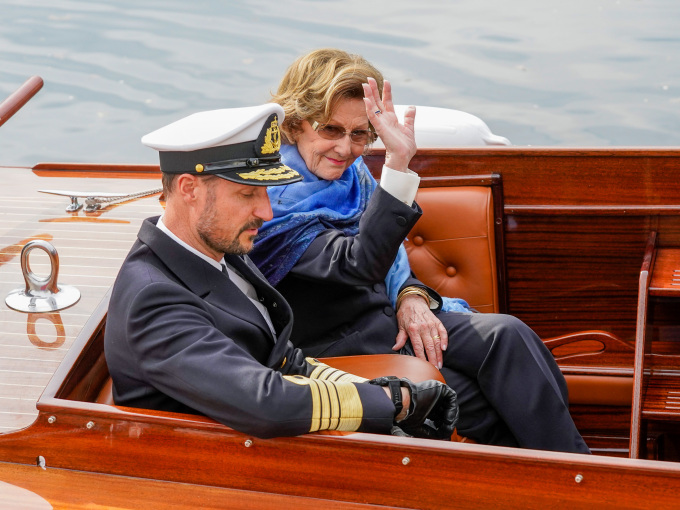 Kronprins Haakon og Dronning Sonja om bord i sjaluppen før embarkering. Foto: Lise Åserud / NTB